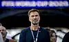 Jürgen Klopp steht in Boston vor dem Stadion beim WM-Spiel Frankreich gegen Marokko.