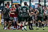 Spieler von FC Energie Cottbus und Hallescher FC geraten nach einem Foul in eine Rudelbildung auf dem Platz.