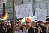 Gegendemonstranten auf dem Neuen Markt halten Schilder gegen die AfD hoch.