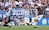 Martijn Kaars trifft für St. Pauli zum 1:4, Laurin von Piechowski blockt im Testspiel gegen Babelsberg.