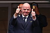 Gianni Infantino zeigt in Houston beide Daumen hoch beim WM-Spiel Portugal gegen DR Kongo.