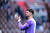 Nikola Vasilj applaudiert im lilafarbenen Trikot nach der 1:3-Niederlage von FC St. Pauli gegen Wolfsburg in Hamburg.
