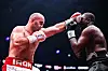 Murat Gassiev schlägt im Schwergewichtsduell gegen Peter Kadiru in der VTB Arena zu.