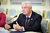 Lindsey Graham spricht in Kiew am Tisch mit Mikrofon während eines Treffens mit Wolodymyr Selenskyj.