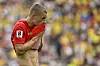 Miro Muheim in Rot hält das Trikot vor das Gesicht und blickt enttäuscht nach unten.