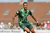 Robert Glatzel von VfL Wolfsburg läuft im Testspiel gegen FSV Schöningen in grüner Spielkleidung.