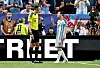Messi spricht mit dem Schiedsrichter im WM-Viertelfinale Argentinien gegen die Schweiz in Kansas City.