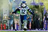 Seattle-Seahawks-Maskottchen läuft vor dem Spiel in Wien mit ausgebreiteten Armen auf das Feld.