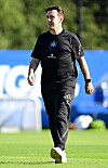 Yannick Herkommer läuft auf dem Trainingsplatz beim Kurztrainingslager des Hamburger SV in Helsingør.