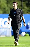 Yannick Herkommer läuft auf dem Trainingsplatz beim Kurztrainingslager des Hamburger SV in Helsingør.