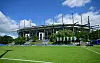 Volksparkstadion in Hamburg mit Trainingsplatz und grünem Rasen beim HSV-Training.