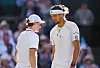 Jannik Sinner und Alexander Zverev sprechen beim Wimbledon-Finale in London.