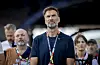 Jürgen Klopp steht in Boston mit Begleitern bei Frankreich gegen Marokko im Stadion.