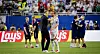 Thomas Tuchel und Harry Kane umarmen sich auf dem Rasen, England feiert im Finalspiel gegen Norwegen.