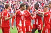 Bayern-Spieler jubeln in Rot nach einem Tor in der Allianz Arena gegen Union Berlin.