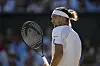 Alexander Zverev mit Schläger im Wimbledon-Finale, im Hintergrund unscharfes Publikum in London.