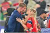 Alexander Sörloth küsst Lena Selnes am Spielfeldrand in New York vor Norwegen gegen Senegal.