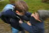 Zwei Jungen raufen sich auf dem Schulweg in Straubing; die Bewegung ist unscharf.