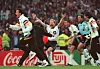 Berti Vogts und Matthias Sammer jubeln mit deutschen Spielern nach dem EM-Finalsieg auf dem Spielfeld.