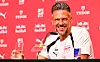 Martin Demichelis sitzt lächelnd vor roter RB-Leipzig-Sponsorwand bei einer Pressekonferenz in Leipzig.