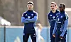 William Mikelbrencis, Rayan Philippe und Jean-Luc Dompe stehen beim HSV-Training auf dem Platz.