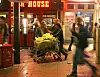 Flaschensammler schieben in Hamburg auf der Reeperbahn einen Einkaufswagen voller Pfandflaschen.