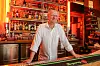 Karl Roschinski steht hinter der Bar im Knust und feiert 40 Jahre.