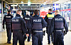 Bundespolizei und Ordnungsdienst gehen im Hauptbahnhof Hannover durch die Halle.