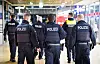Bundespolizei und Ordnungsdienst gehen im Hauptbahnhof Hannover durch die Halle.