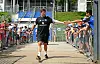 Merlin Polzin läuft vor dem HSV-Training durch ein Spalier jubelnder Fans.