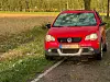 Roter Volkswagen am Feldrand in Heidenau, daneben ein schmaler Weg und Acker.