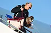 Erling Braut Haaland steigt nach der Landung des Nationalteams am Flughafen Oslo aus dem Flugzeug.
