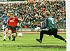 Kreso Kovacec von Hannover 96 beim Torschuss gegen St. Pauli II vor ausverkaufter Tribüne.