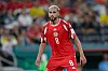 Elias Saad von Tunesien blickt beim WM-Spiel gegen Schweden im Monterrey Stadium aufmerksam aufs Feld.