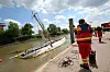 DLRG-Einsatzkräfte sichern das gesunkene Segelschiff „No. 5 Elbe“ im Hafen von Stadersand.