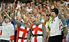 England-Fans jubeln im Stadion in Arlington nach dem 4:2 gegen Kroatien.