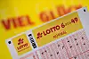 Lottoschein „Lotto 6 aus 49“ vor dem Schriftzug „Viel Glück“
