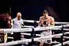 Simon Zachenhuber steht in der Boxarena am Ringrand, daneben ein Ringrichter im SNP Dome Heidelberg.