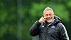Rodolfo Cardoso steht im Regen in schwarzer Jacke vor grünem Trainingshintergrund.