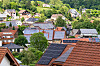 Ortskern von Etteln mit vielen Häusern und Solaranlagen auf den Dächern vor grüner Hügellandschaft.