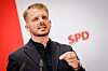 Tim Klüssendorf spricht bei einer Pressekonferenz in der SPD-Parteizentrale vor rotem SPD-Logo.