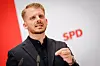 Tim Klüssendorf spricht bei einer Pressekonferenz in der SPD-Parteizentrale vor rotem SPD-Logo.