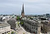 Blick über die Mönckebergstraße auf die Hauptkirche St. Petri in Hamburgs Innenstadt.