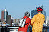 Paar mit Fahrradhelmen an den Hamburger Landungsbrücken blickt auf die Elbphilharmonie.