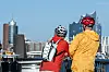 Paar mit Fahrradhelmen an den Hamburger Landungsbrücken blickt auf die Elbphilharmonie.