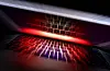 Laptop-Tastatur spiegelt sich im Bildschirm mit rotem Licht und Zoom-Effekt.