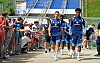 Rayan Philippe und Warmed Omari gehen zusammen auf den HSV-Trainingsplatz im Volkspark.