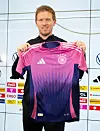 Julian Nagelsmann zeigt das neue Auswärtstrikot des DFB.