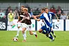 Marwin Schmitz von FC St. Pauli im Zweikampf mit Fabian Herbst vom BSV Kickers Emden.
