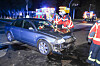 Rettungskräfte sichern das schwer beschädigte Auto nach einem Unfall auf der B430.
